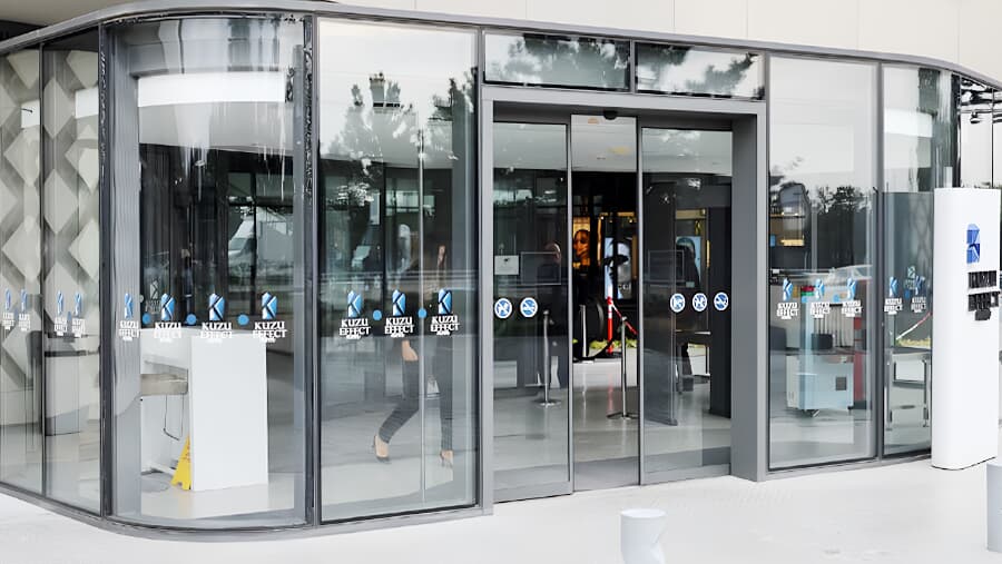 Automatic sliding door system for shopping mall