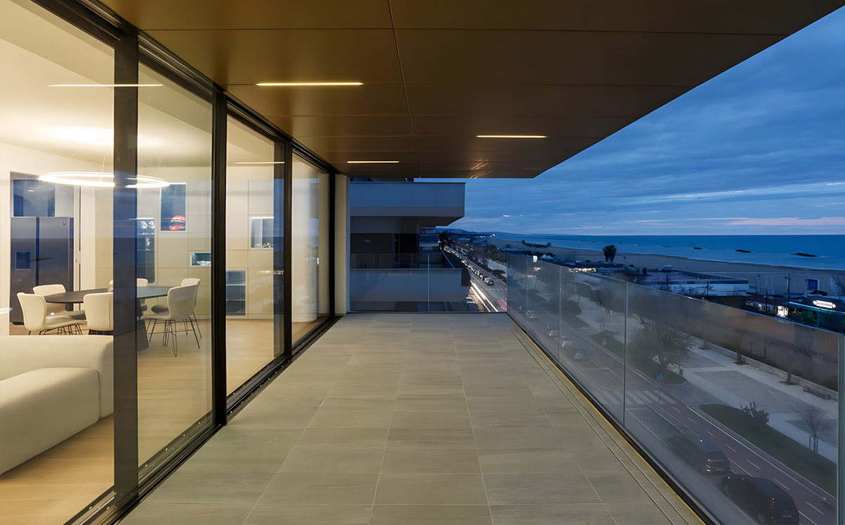 Multi-Track Wide Opening Sliding Door System in Modern Home Multi-Track Wide Opening Sliding Door System in Modern Home