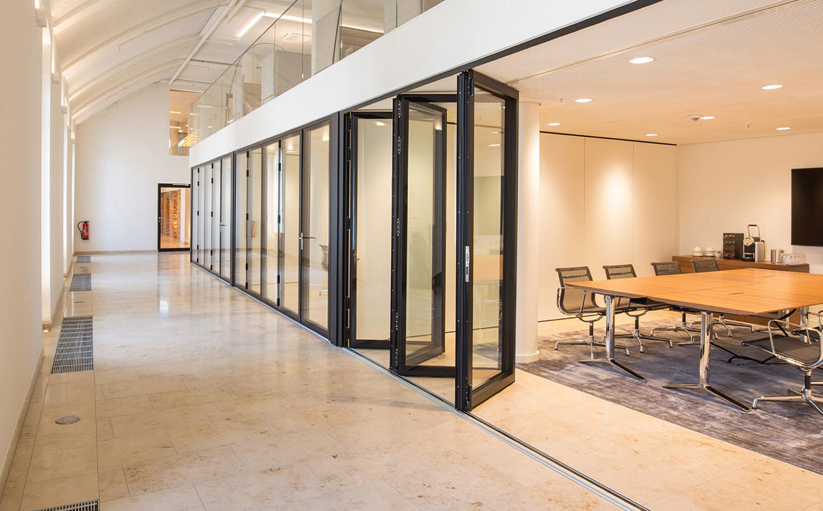 Closed Folding Door System Serving as a Soundproof Transparent Interior Partition Closed Folding Door System Serving as a Soundproof Transparent Interior Partition